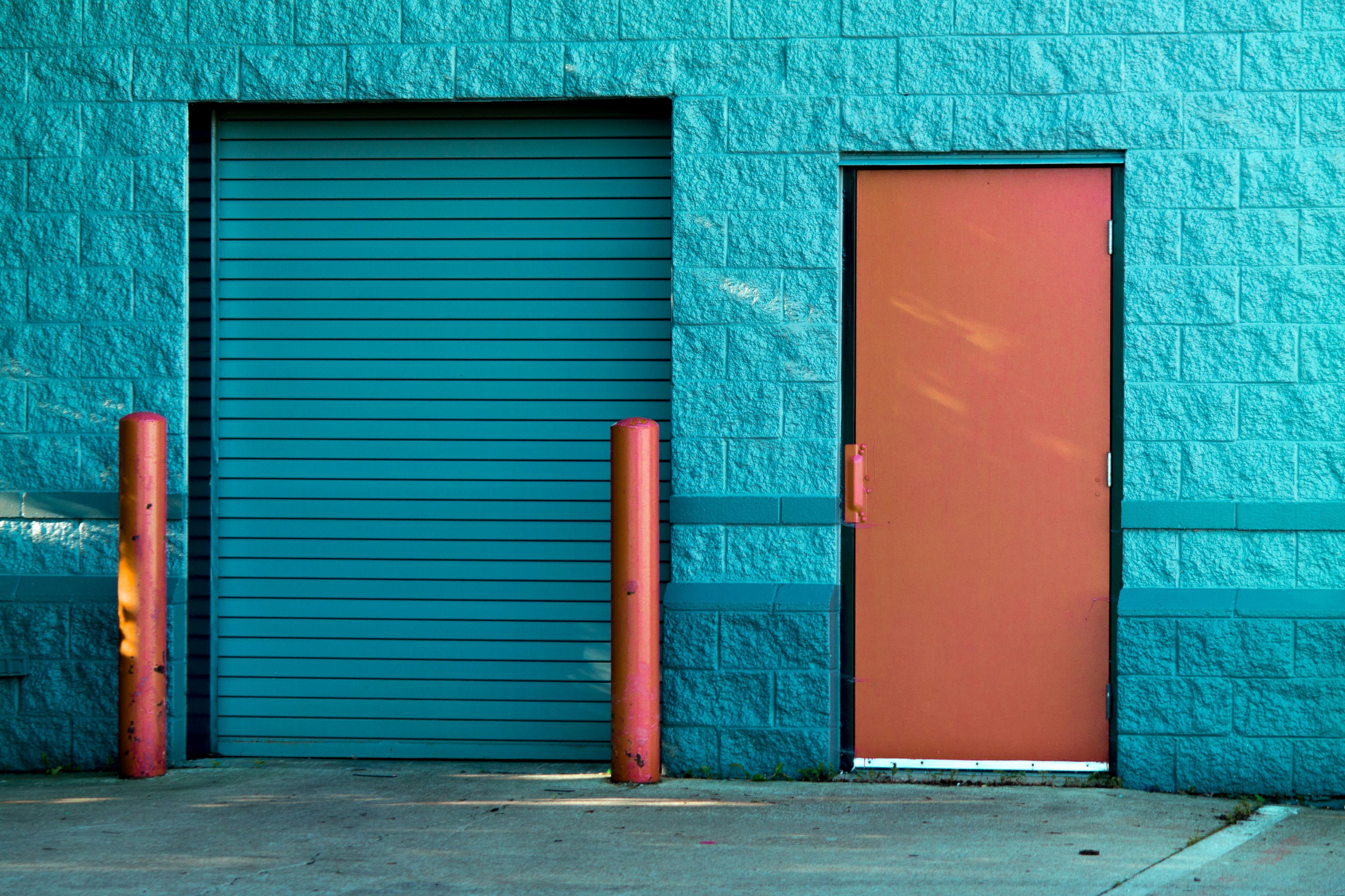 Drzwi techniczne – bezpieczeństwo i funkcjonalność budynku